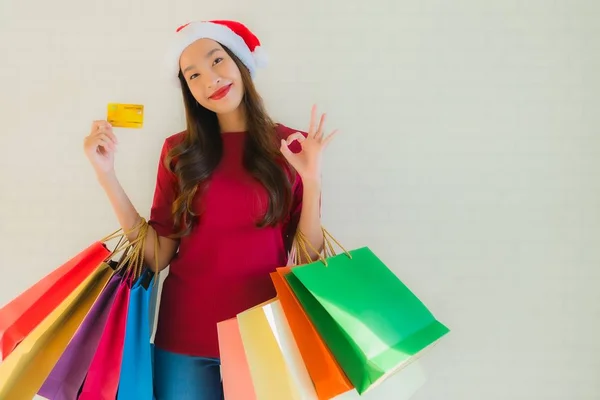 Retrato hermosa joven asiático mujeres desgaste navidad santa hat wi — Foto de Stock