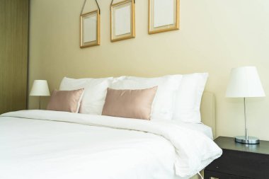 Yatak dekorasyonunda beyaz rahat yastık.