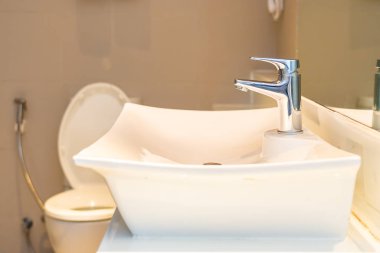 Su yüzeyi ve beyaz lavabo iç dekorasyonu