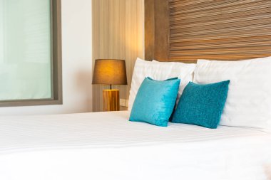 Yatak dekorasyonunda beyaz rahat yastık.