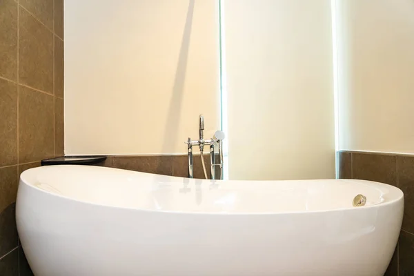 Gyönyörű luxus fehér fürdőkád dekoráció belső — Stock Fotó