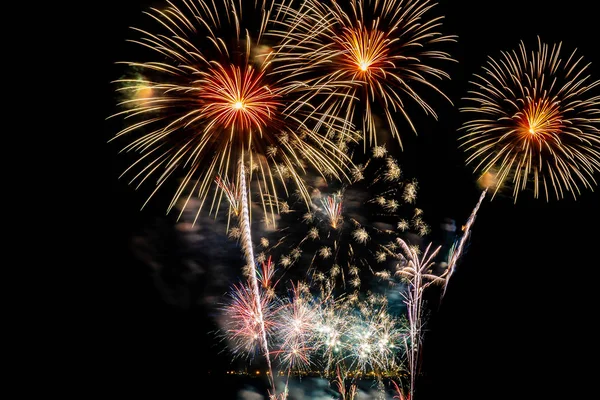 Schönes buntes Feuerwerk in der Nacht zum Feiern — Stockfoto