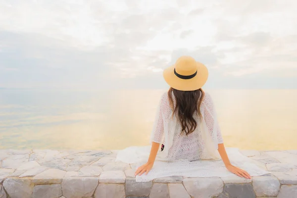 Ritratto belle giovani donne asiatiche felice sorriso rilassarsi in giro se — Foto Stock