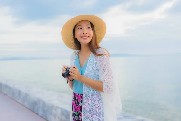 Retrato bonito jovem asiático mulheres feliz sorriso relaxar ao redor se — Fotografia de Stock