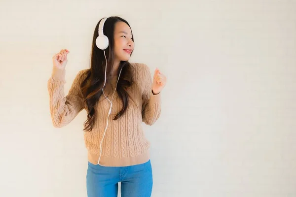 Porträt schöne junge asiatische Frauen glücklich genießen mit hören mus — Stockfoto