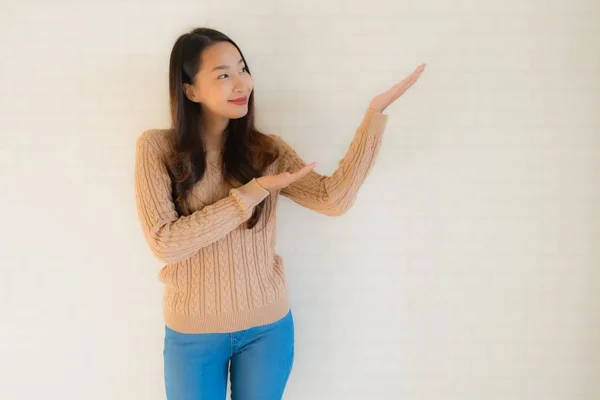 Retrato hermosa joven asiático mujeres sonrisa feliz en muchos acción — Foto de Stock