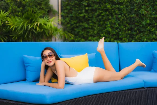 Retrato bonito jovem asiático mulheres feliz sorriso relaxar ao redor ou — Fotografia de Stock