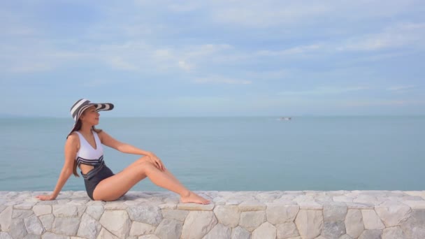 Filmaufnahmen einer jungen asiatischen Frau an der Küste im Urlaub