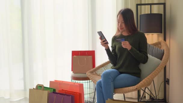 Imagens Bela Mulher Asiática Fazendo Shopping Com Smartphone Casa — Vídeo de Stock