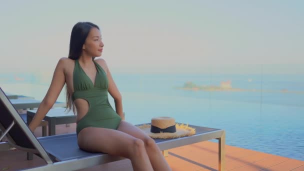 Footage Beautiful Asian Woman Relaxing Pool Hotel — Stock Video