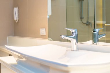 Su yüzeyi ve beyaz lavabo iç dekorasyonu