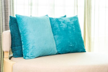 Oturma odasında kanepe dekorasyon yastık