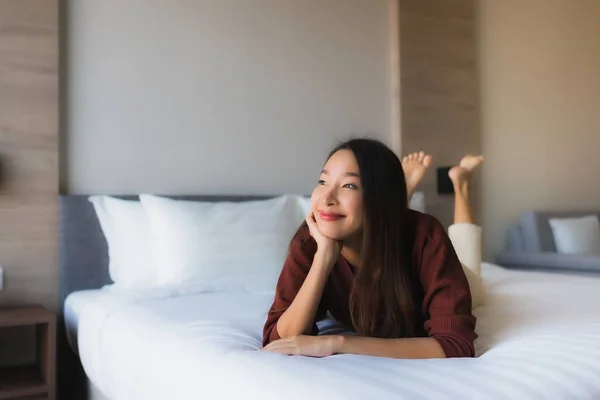 Retrato bonito jovem asiático mulheres feliz sorriso relaxar na cama — Fotografia de Stock