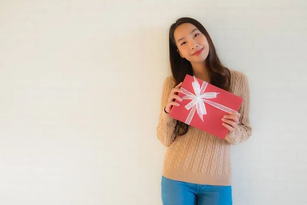 Retrato hermosa joven asiático mujeres feliz sonrisa con caja de regalo — Foto de Stock