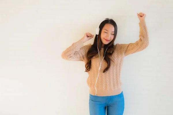 Retrato hermosa joven asiático mujeres feliz disfrutar con escuchar mus — Foto de Stock