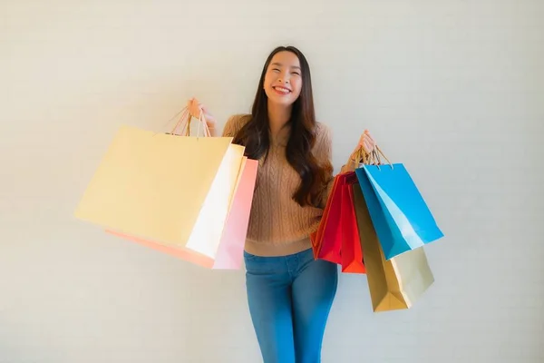 Portret mooie jonge aziatische vrouwen gelukkig glimlachen met winkelen b — Stockfoto