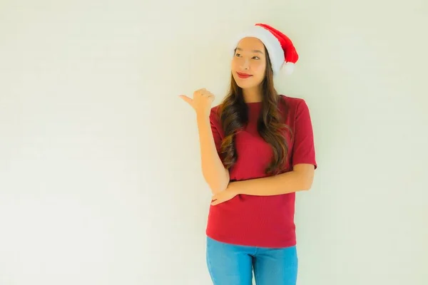 Retrato bonito jovem asiático mulheres vestindo santa chapéu para celebridade — Fotografia de Stock