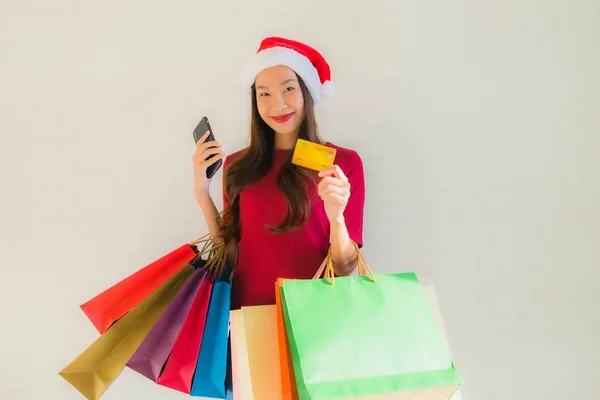 Porträtt vackra unga asiatiska kvinnor bär jul Santa hat wi — Stockfoto