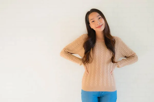 Retrato hermosa joven asiático mujeres sonrisa feliz en muchos acción —  Fotos de Stock