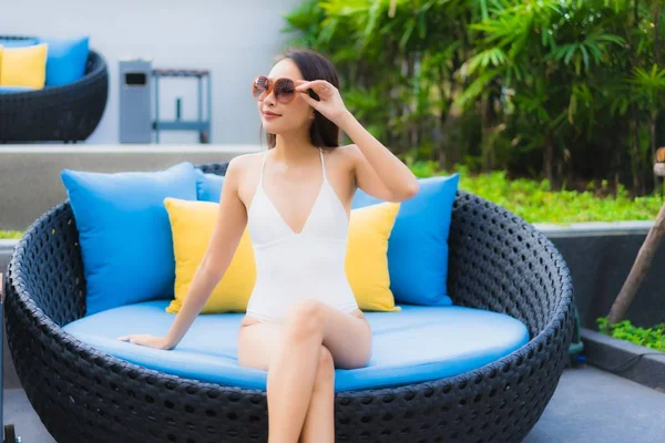 Retrato bonito jovem asiático mulheres feliz sorriso relaxar ao redor ou — Fotografia de Stock