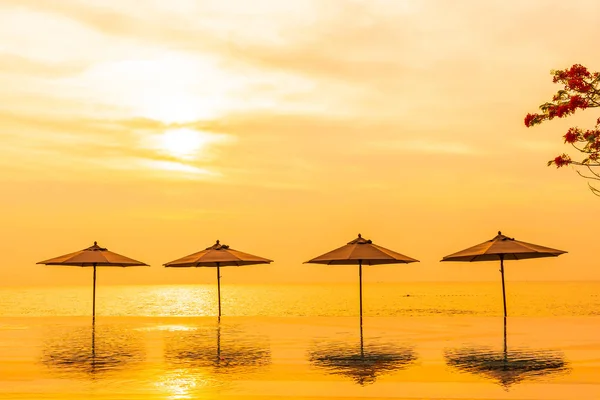 Sonnenschirm und Liegestuhl rund um Schwimmbad Neary Meer Ozean Strand bei — Stockfoto