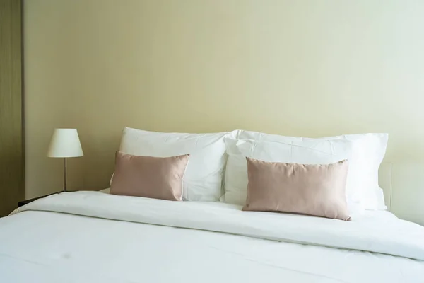 Biała wygodna poduszka na łóżku dekoracji wnętrz — Zdjęcie stockowe