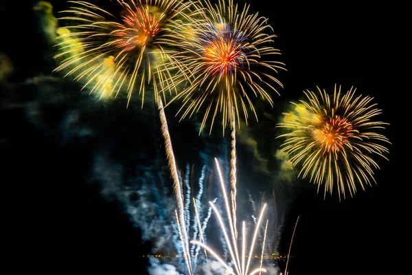 Bellissimo spettacolo pirotecnico colorato di notte per festeggiare — Foto Stock