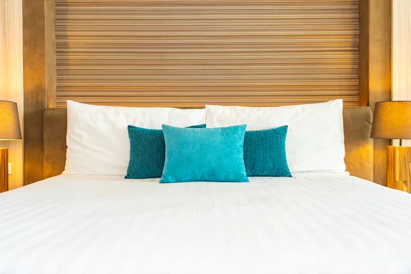 Weißes bequemes Kissen auf Bettdekoration Innenraum — Stockfoto