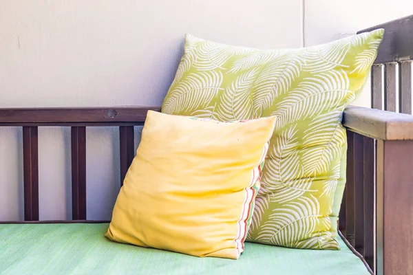 Cómoda almohada en la decoración de la silla del sofá al aire libre — Foto de Stock