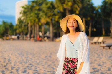 Güzel Asyalı genç kadınların portresi. Gülümseyin. Rahatlayın.