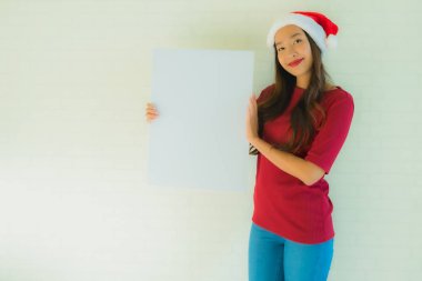 Güzel Asyalı genç kadınların portresi beyaz kart gösteriyor.