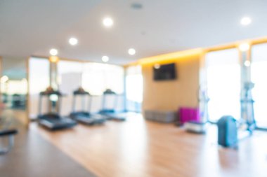 Beden eğitimi odasının içi spor malzemeleriyle dolu.