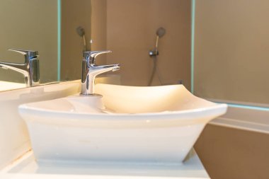 Su yüzeyi ve beyaz lavabo iç dekorasyonu