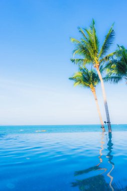 Oteldeki yüzme havuzunun güzel manzarası.