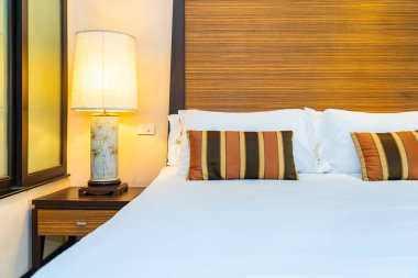 Yatak dekorasyonunda beyaz rahat yastık.