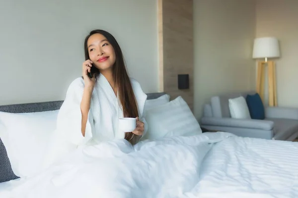 Porträt schöne junge asiatische Frauen glücklich lächeln mit Kaffee und — Stockfoto