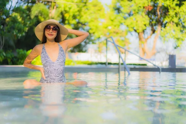 Hermosa joven asiático mujeres feliz sonrisa relajarse alrededor al aire libre swi — Foto de Stock