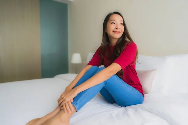 Retrato bonito jovem asiático mulheres sorriso feliz na cama — Fotografia de Stock
