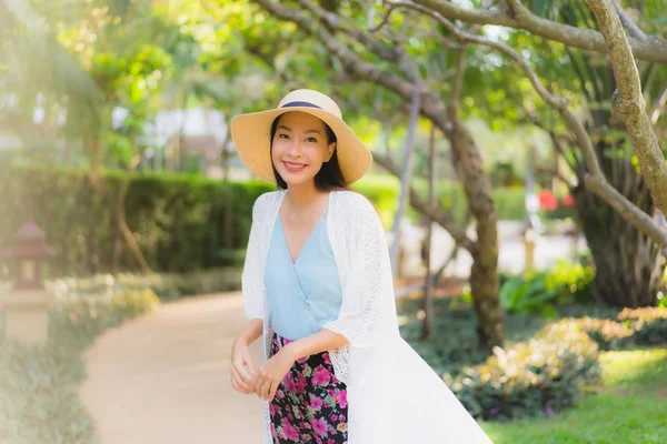 Retrato bonito jovem asiático mulheres feliz sorriso relaxar — Fotografia de Stock