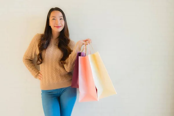 Porträtt vackra unga asiatiska kvinnor glad leende med shopping b — Stockfoto