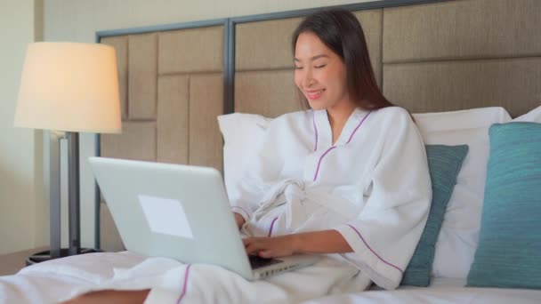 Imagens Mulher Asiática Trabalhando Com Laptop Casa — Vídeo de Stock