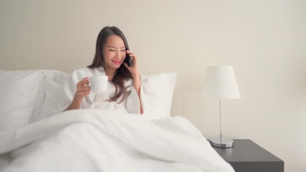 Imagens Bela Mulher Asiática Falando Por Telefone Casa — Vídeo de Stock