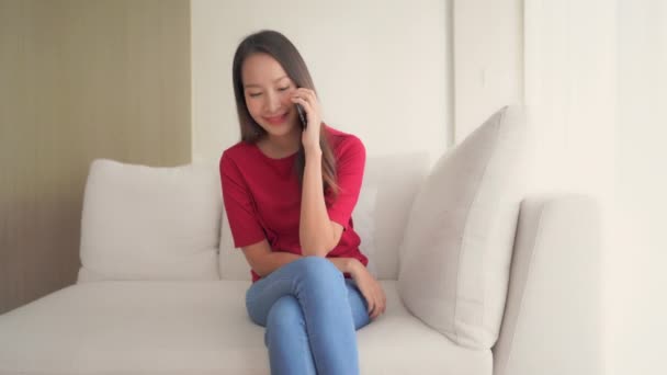 Imagens Bela Mulher Asiática Falando Por Telefone Casa — Vídeo de Stock