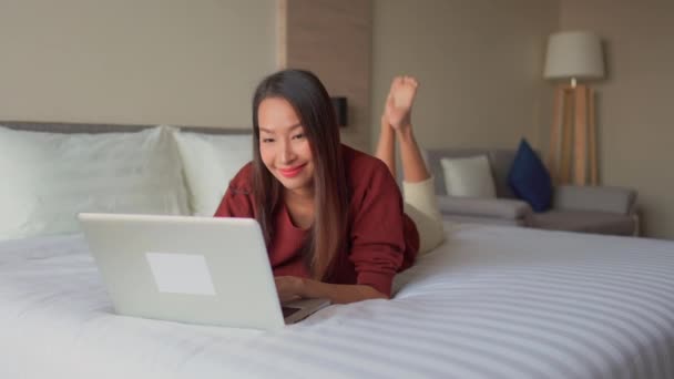 Beeldmateriaal Van Aziatische Vrouw Werken Met Laptop Thuis — Stockvideo