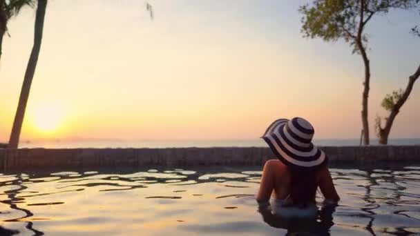 Imagens Bela Mulher Asiática Relaxante Piscina Hotel — Vídeo de Stock