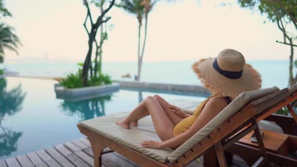 Metraje Hermosa Mujer Asiática Relajándose Piscina Hotel — Vídeos de Stock