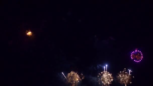 Nahaufnahmen Von Feuerwerk Das Nachthimmel Explodiert — Stockvideo