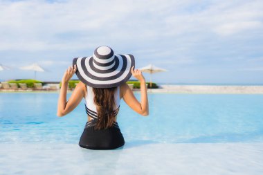 Güzel Asyalı genç kadınların portresi. Gülümseyin. Rahatlayın.