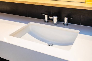 Banyoda lavabo dekorasyonu.