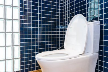 Banyo içindeki klozet kapağı.